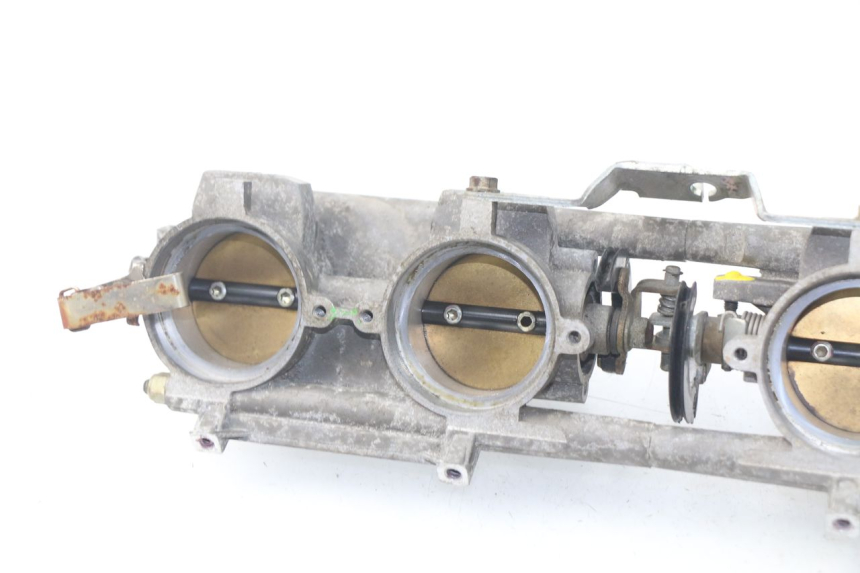 photo de WTRYSK MV AGUSTA BRUTALE R WALLY 910 (2008 - 2008) - Inny kąt widzenia