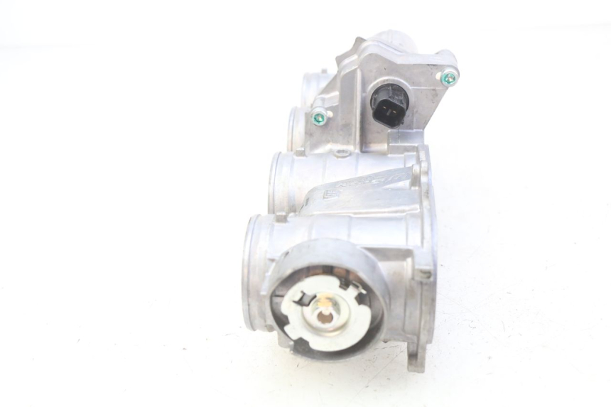 photo de WTRYSK HONDA CB R 1000 (2018 - 2023) - Szczegóły charakterystyczne