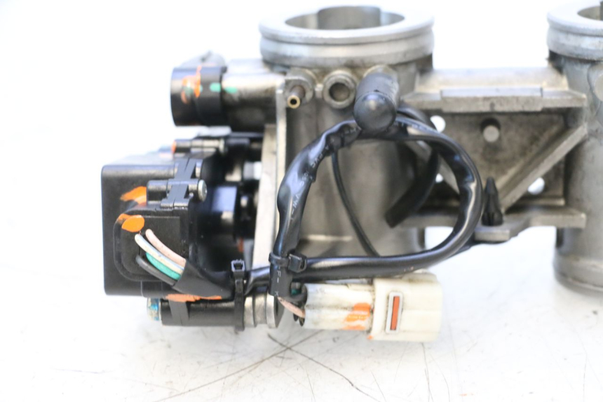 photo de WTRYSK KAWASAKI ER-6 ER6 F ABS 650 (2012 - 2016) - Zbliżenie komponentów
