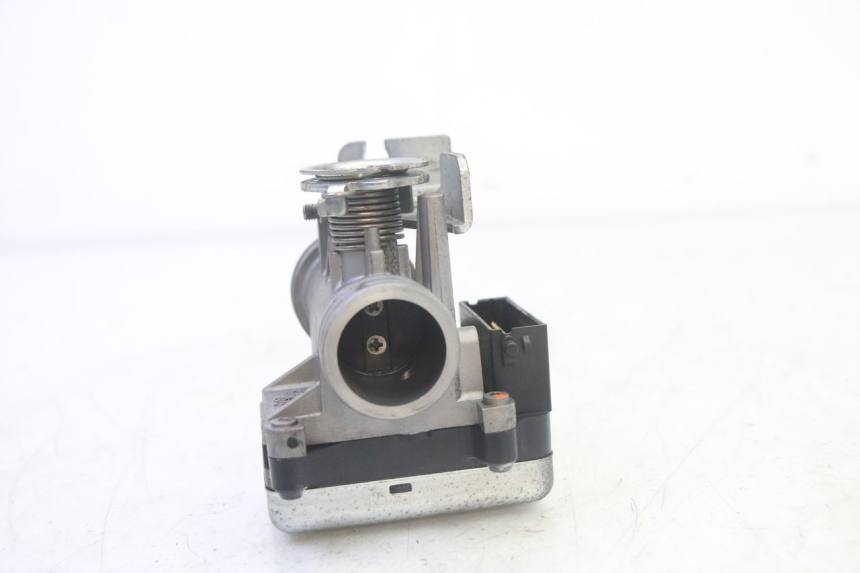 photo de WTRYSK HONDA FES S-WING SWING ABS 125 (2007 - 2015) - Zbliżenie techniczne