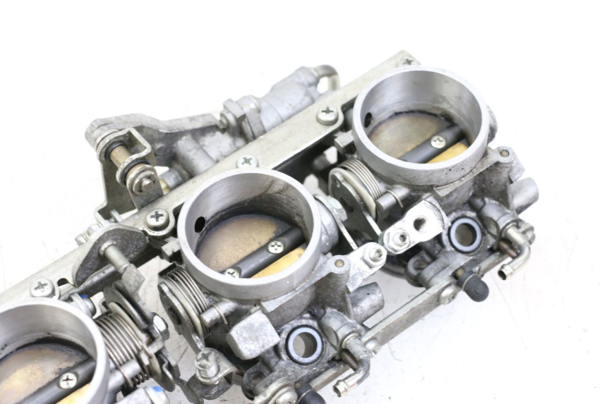 photo de WTRYSK YAMAHA FJR ABS 1300 (2006 - 2012) - Szczegóły charakterystyczne