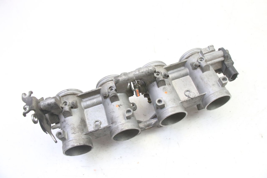 photo de WTRYSK YAMAHA FZ6 FAZER S2 600 (2007 - 2011) - Zbliżenie techniczne