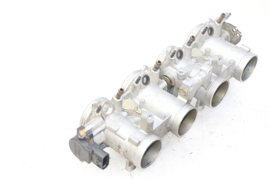 photo de WTRYSK YAMAHA FZ6 N FAZER 600 (2004 - 2006) - Widok ogólny