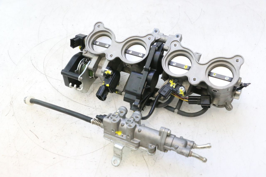 photo de WTRYSK YAMAHA FZ8 800 (2010 - 2016) - Widok główny