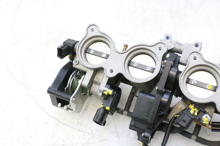 photo de WTRYSK YAMAHA FZ8 800 (2010 - 2016) - Szczegół części