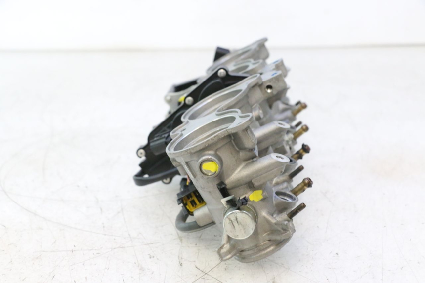 photo de WTRYSK YAMAHA FZ8 800 (2010 - 2016) - Inny kąt widzenia