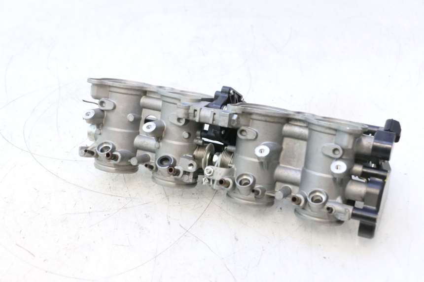 photo de WTRYSK YAMAHA FZ8 800 (2010 - 2016) - Zbliżenie techniczne