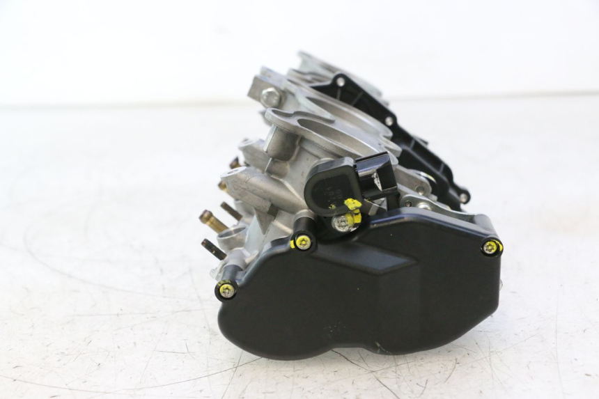 photo de WTRYSK YAMAHA FZ8 800 (2010 - 2016) - Widok ogólny