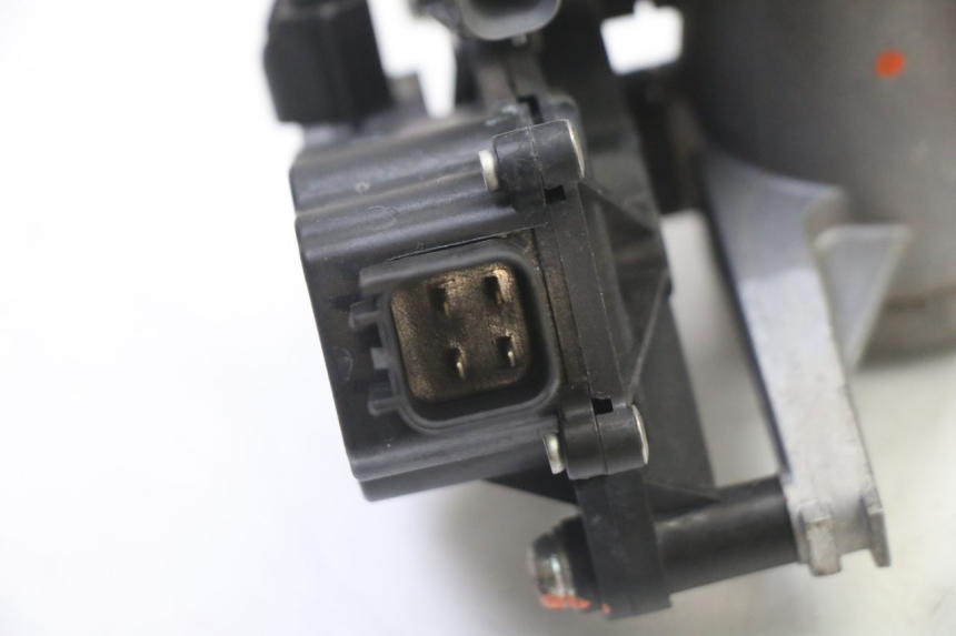 photo de WTRYSK SUZUKI GSR 750 (2011 - 2017) - Zbliżenie techniczne