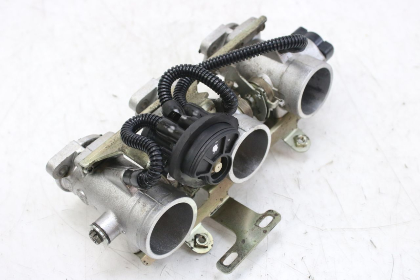 photo de WTRYSK TRIUMPH SPRINT ST 955 (1999 - 2001) - Szczegóły charakterystyczne