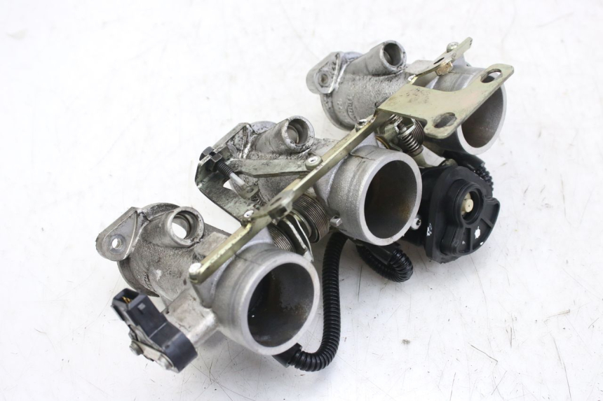 photo de WTRYSK TRIUMPH SPRINT ST 955 (1999 - 2001) - Zbliżenie techniczne