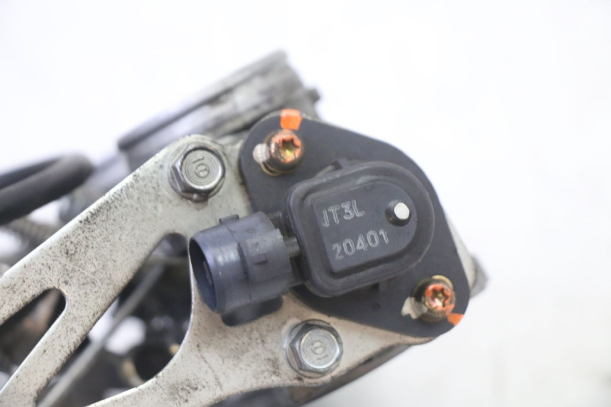 photo de WTRYSK HONDA ST PAN EUROPEAN 1300 (2002 - 2013) - Zbliżenie komponentów