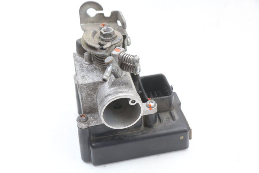 photo de WTRYSK KYMCO SUPER 8 4T 50 (2021 - 2024) - Zbliżenie techniczne