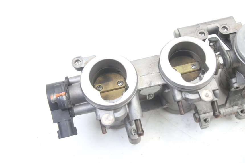 photo de WTRYSK YAMAHA XJ6 600 (2008 - 2016) - Szczegół części