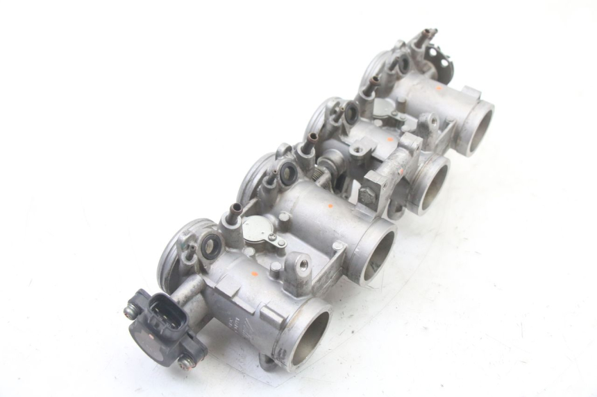 photo de WTRYSK YAMAHA XJ6 600 (2008 - 2016) - Szczegóły charakterystyczne