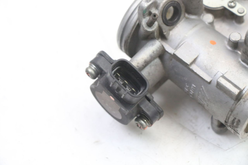 photo de WTRYSK YAMAHA XJ6 600 (2008 - 2016) - Zbliżenie komponentów