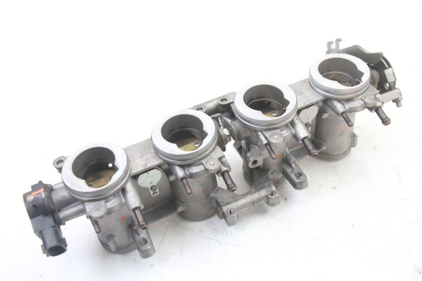 photo de WTRYSK YAMAHA XJ6 600 (2008 - 2016) - Inny kąt widzenia