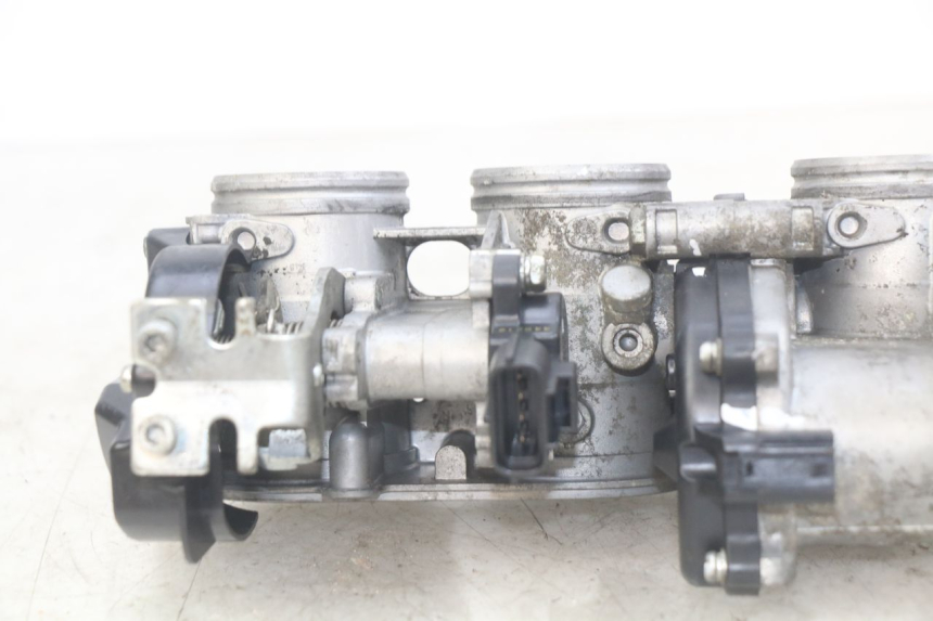 photo de WTRYSK YAMAHA YZF R1 1000 (2007 - 2008) - Punkty mocowania