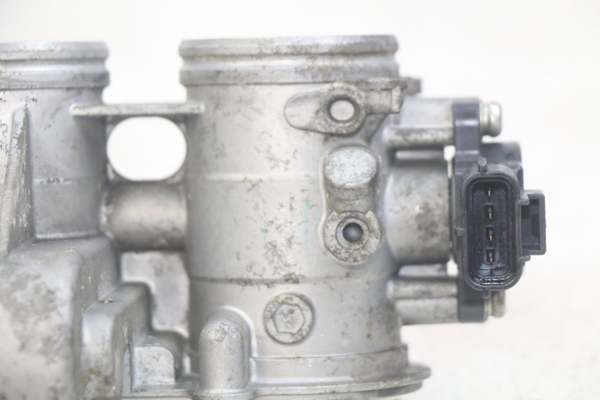 photo de WTRYSK YAMAHA YZF R1 1000 (2007 - 2008) - Stan powierzchni