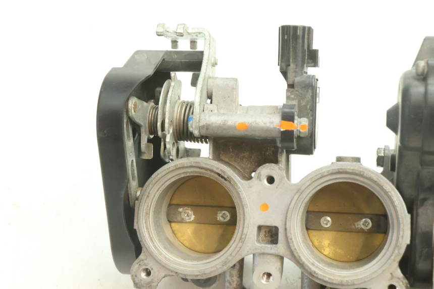 photo de WTRYSK YAMAHA YZF R6 600 (2008 - 2009) - Szczegół części
