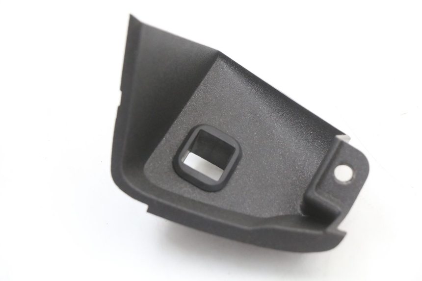 photo de WNĘTRZE GŁÓWKI LEWEJ WIDEŁKI PIAGGIO X10 125 (2012 - 2017) - Szczegół części