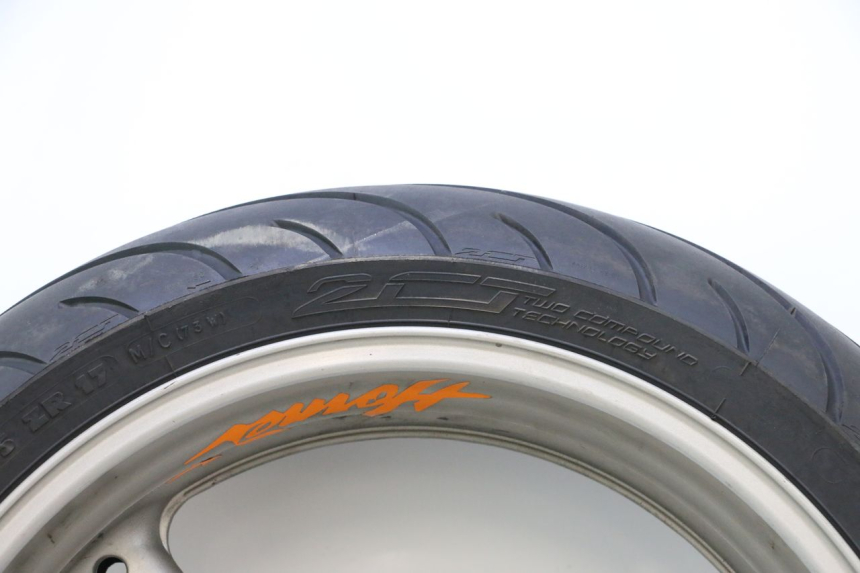 photo de OBRĘCZ TYLNA I OPONA HONDA CB F HORNET 600 (2005 - 2006) - Zbliżenie komponentów