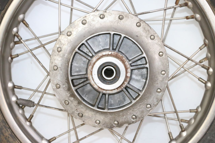 photo de OBRĘCZ TYLNA I OPONA APRILIA CLASSIC 125 (1995 - 2001) - Widok z bliska