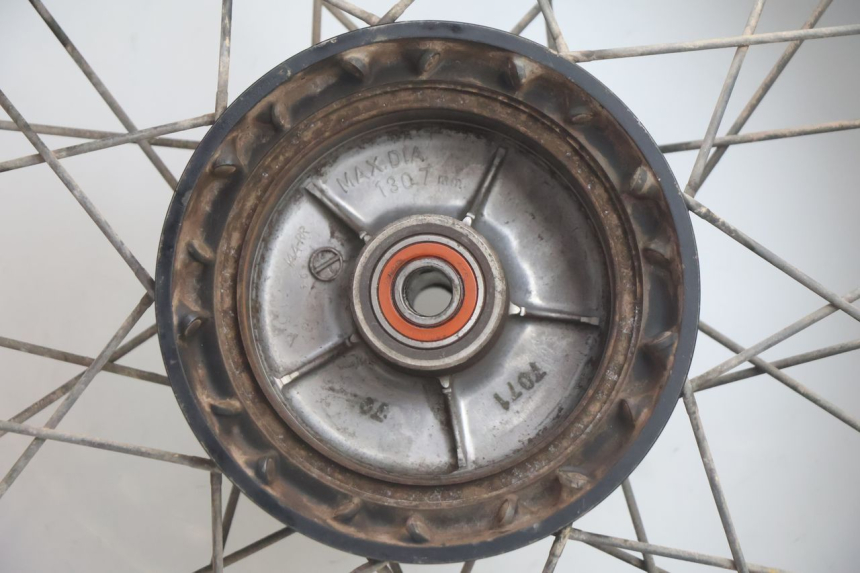 photo de OBRĘCZ TYLNA I OPONA SUZUKI DR S 600 (1985 - 1989) - Zbliżenie techniczne