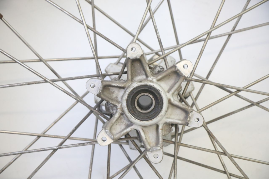 photo de OBRĘCZ TYLNA I OPONA APRILIA ETX 125 (1998 - 2002) - Zbliżenie techniczne