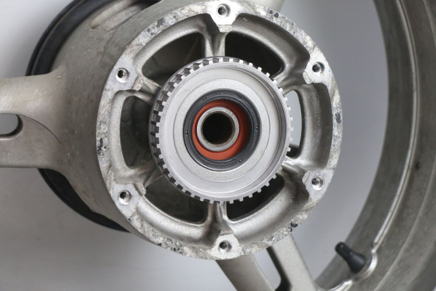photo de OBRĘCZ TYLNA I OPONA YAMAHA FJR 1300 (2001 - 2005) - Inny kąt widzenia