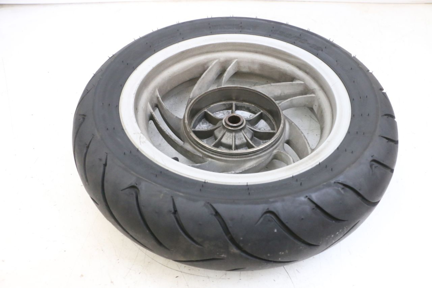 photo de OBRĘCZ TYLNA I OPONA PIAGGIO FLY 4T 50 (2013 - 2017) - Zbliżenie techniczne