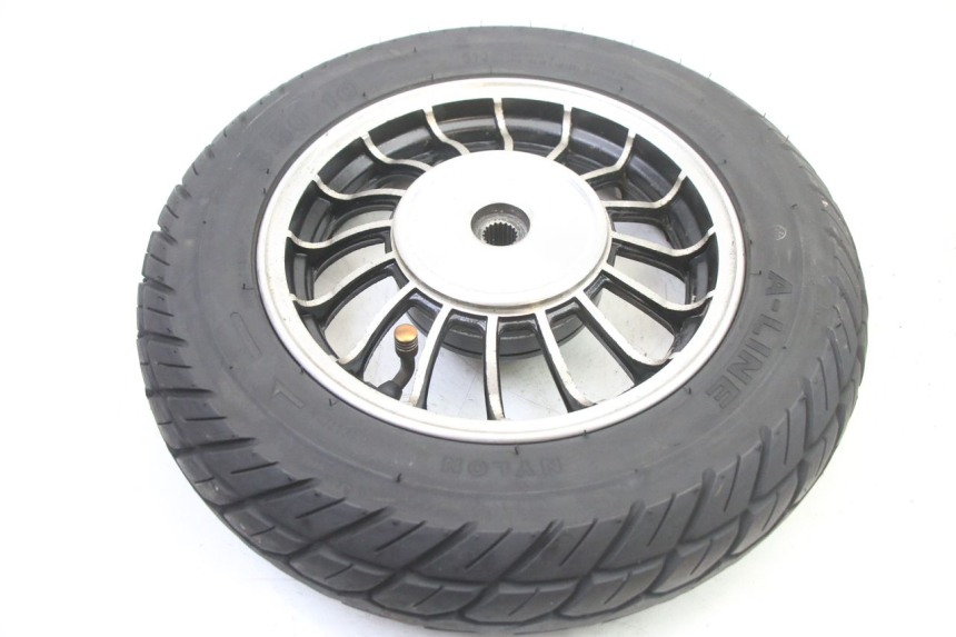 photo de OBRĘCZ TYLNA I OPONA VENESI FLY RETRO 4T 50 (2020 - 2025) - Szczegół części