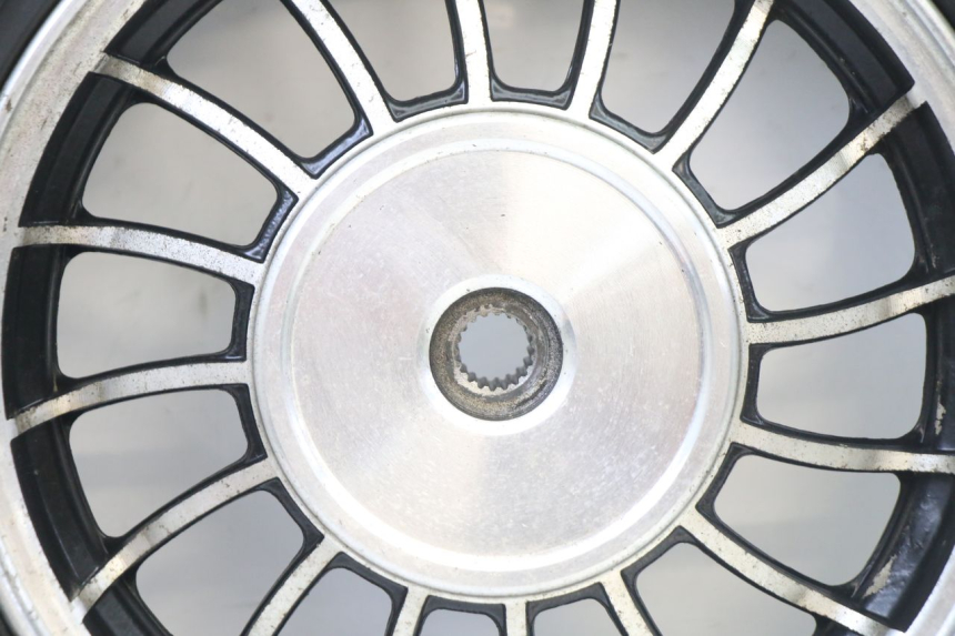 photo de OBRĘCZ TYLNA I OPONA VENESI FLY RETRO 4T 50 (2020 - 2025) - Zbliżenie techniczne