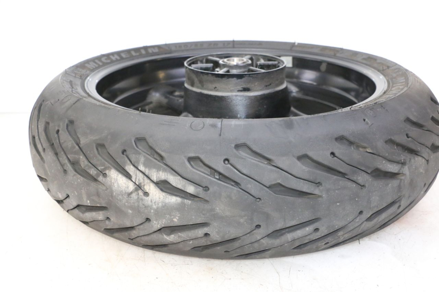 photo de OBRĘCZ TYLNA I OPONA YAMAHA FZ6 FAZER S2 600 (2007 - 2011) - Widok z bliska