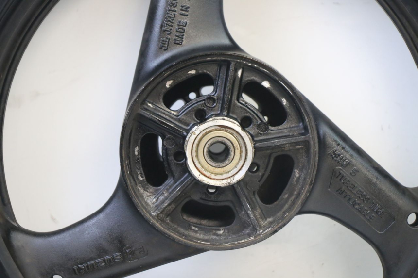 photo de OBRĘCZ TYLNA I OPONA SUZUKI GS GSE 500 (2001 - 2003) - Widok z bliska