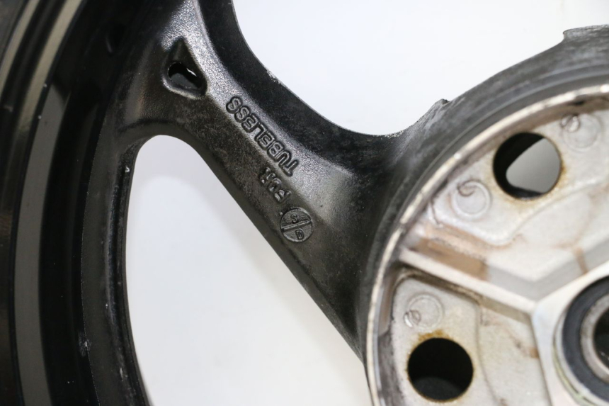 photo de OBRĘCZ TYLNA I OPONA SUZUKI GSR 750 (2011 - 2017) - Widok z bliska