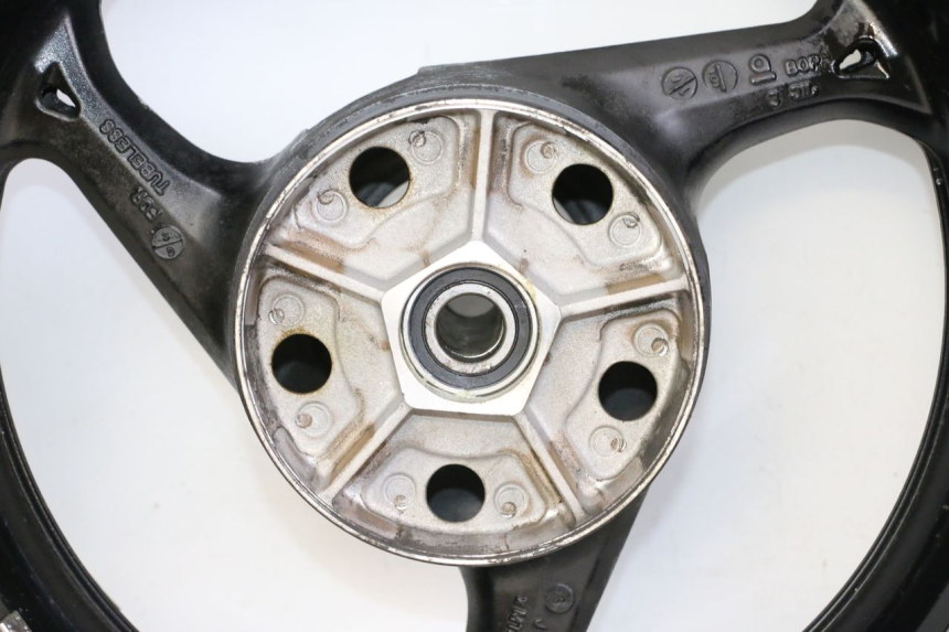 photo de OBRĘCZ TYLNA I OPONA SUZUKI GSR 750 (2011 - 2017) - Alternatywny kąt