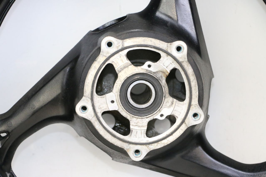 photo de OBRĘCZ TYLNA I OPONA SUZUKI GSR 750 (2011 - 2017) - Szczegół części