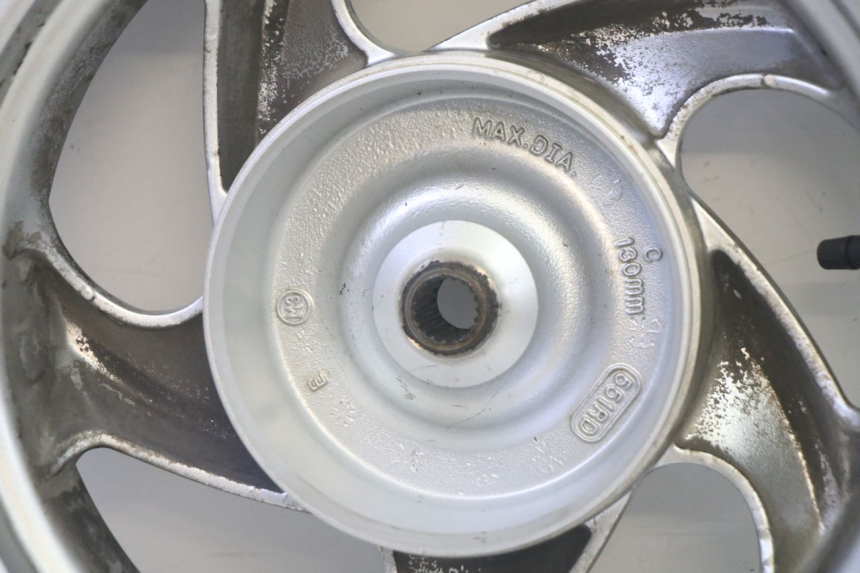 photo de OBRĘCZ TYLNA I OPONA SYM GTS EVO 125 (2009 - 2013) - Widok z bliska