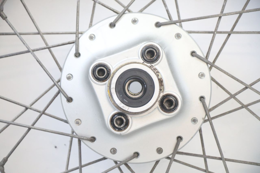 photo de OBRĘCZ TYLNA I OPONA KYMCO STRYKER OFF ROAD 125 (1999 - 2005) - Zbliżenie techniczne