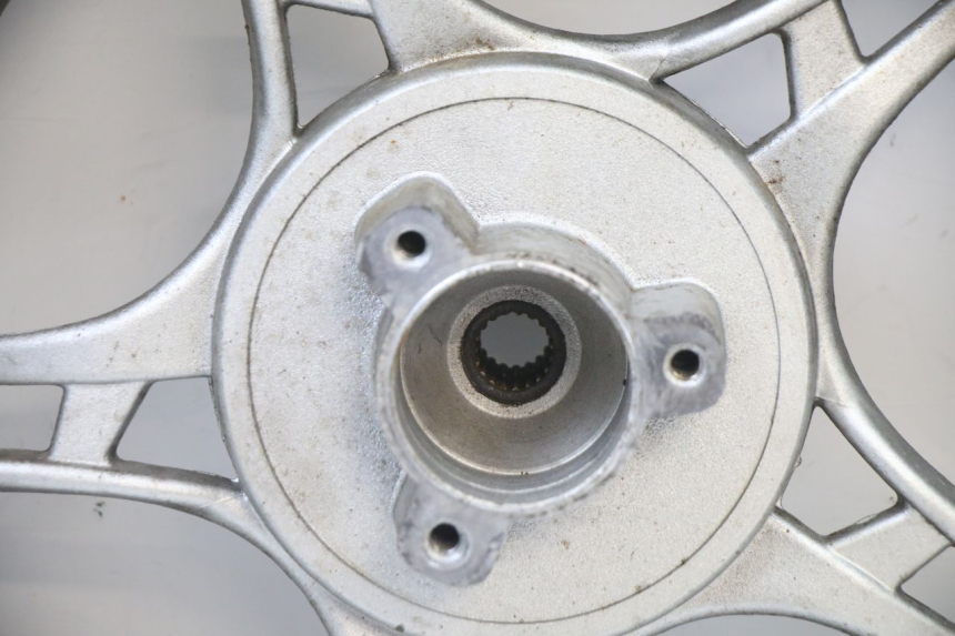 photo de OBRĘCZ TYLNA I OPONA LONGJIA SHARPY 125 (2020 - 2024) - Zbliżenie techniczne