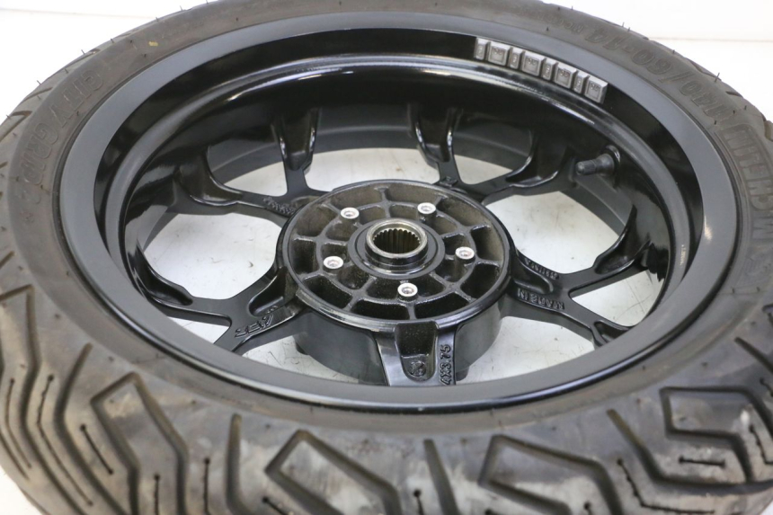 photo de OBRĘCZ TYLNA I OPONA PIAGGIO MP3 HPE 310 (2024 - 2025) - Zoom stanu zużycia