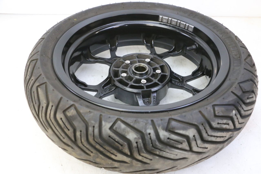 photo de OBRĘCZ TYLNA I OPONA PIAGGIO MP3 HPE 310 (2024 - 2025) - Zbliżenie techniczne