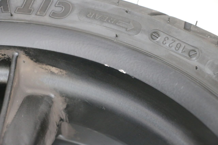 photo de OBRĘCZ TYLNA I OPONA PIAGGIO MP3 HPE 300 (2019 - 2026) - Inny kąt widzenia