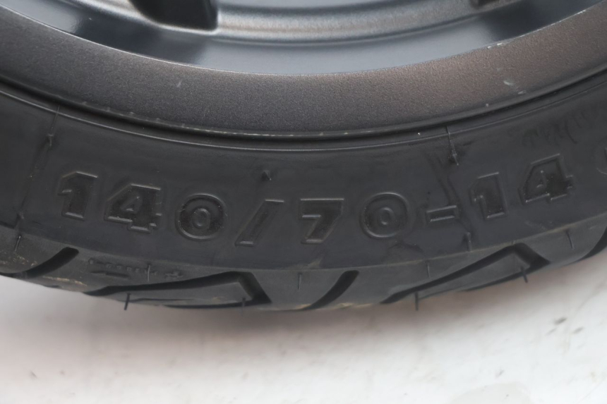 photo de TYŁ KOŁO I OPONA PIAGGIO MP3 HPE 530 (2022 - 2026) - Widok profilu