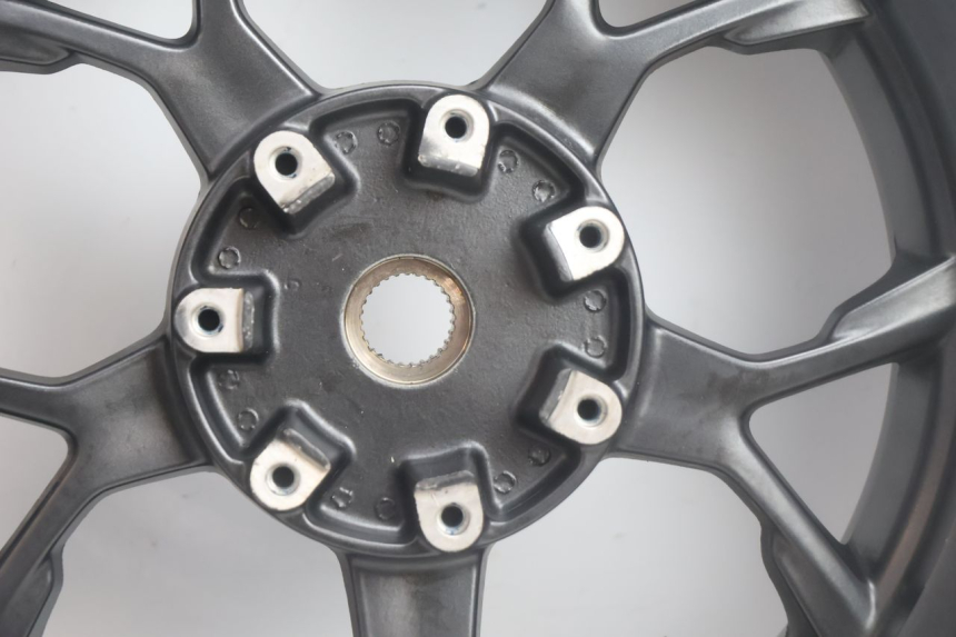photo de TYŁ KOŁO I OPONA PIAGGIO MP3 HPE 530 (2022 - 2026) - Zbliżenie techniczne
