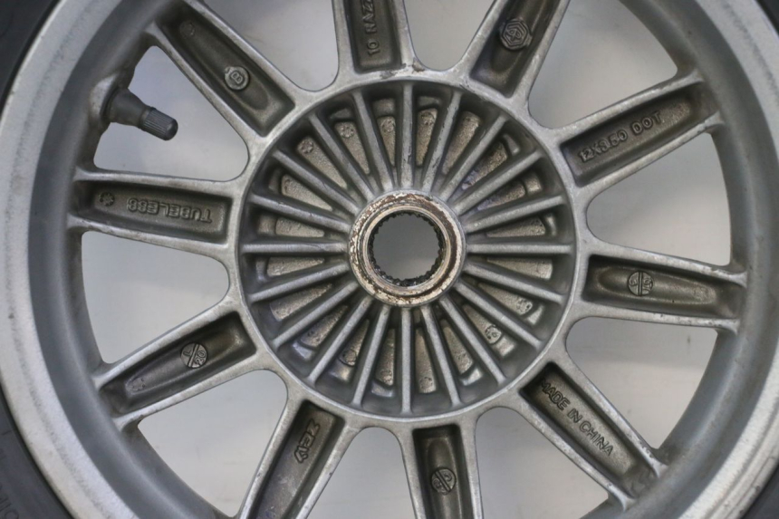 photo de OBRĘCZ TYLNA I OPONA PIAGGIO MP3 125 (2006 - 2014) - Widok z bliska