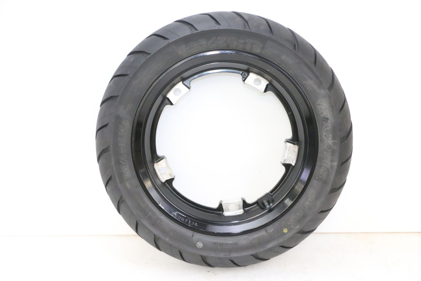 photo de OBRĘCZ TYLNA I OPONA YAMAHA NEO'S CORE 1 (2022 - 2026) - Widok z bliska