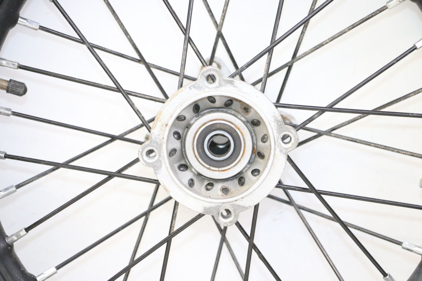 photo de OBRĘCZ TYLNA I OPONA APOLLO RFZ 125 - Struktura - zbliżenie