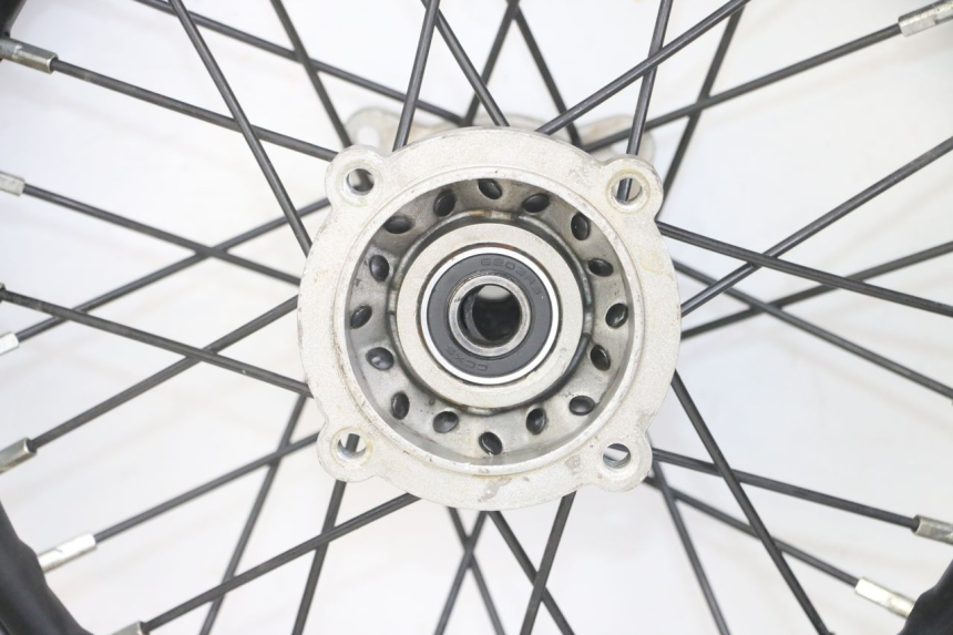 photo de OBRĘCZ TYLNA I OPONA APOLLO RXF 125 - Szczegóły charakterystyczne